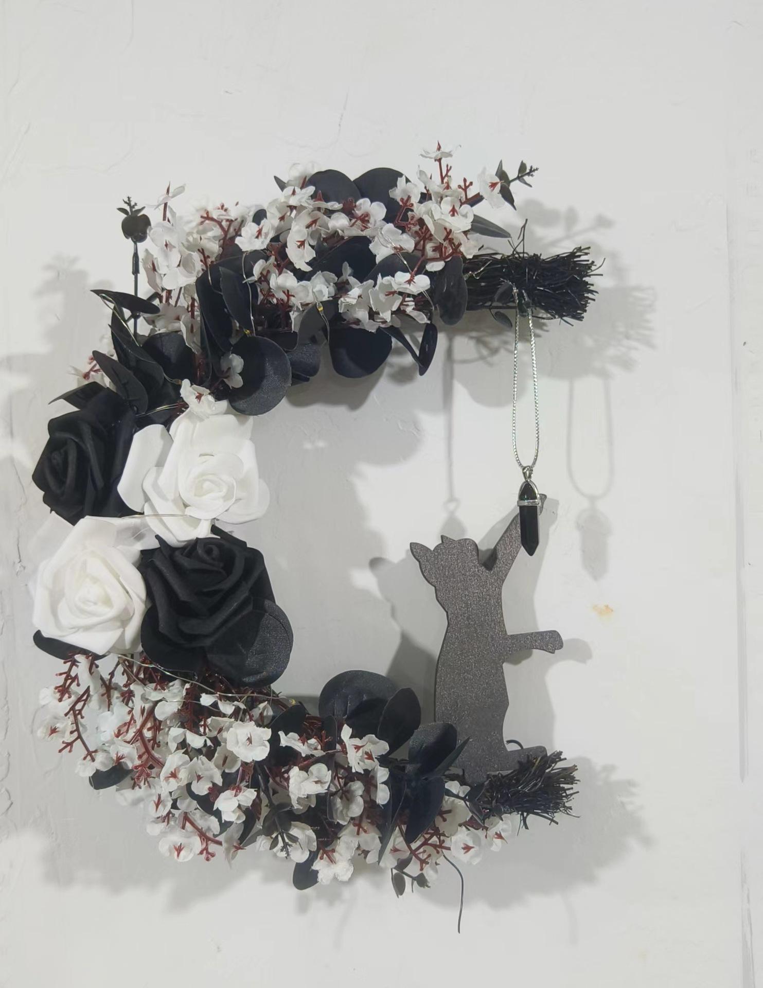 

1 шт. Хэллоуинский венок, пластиковый дизайн в виде полумесяца с кошкой и акцентами из роз, праздничный декор для входной двери, окна, стены, для Рождества