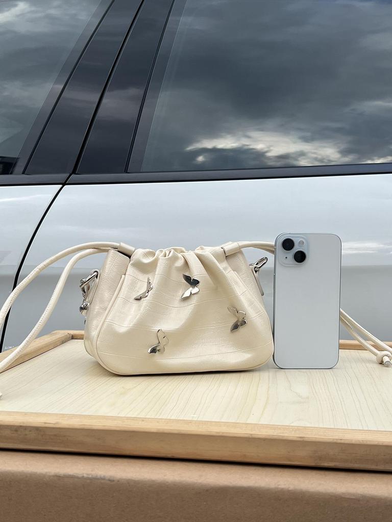 Silberfarbene geraffte Cloud Damen Umhänge-Schultertasche