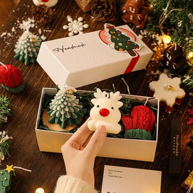 Kreatives 3-teiliges handgefertigtes duftendes Weihnachts-Kerzen-Geschenkset. Grüner Weihnachtsbaum, Weißes Reh. Ingwerbonbon-Mann. Grüne Handschuhe.
