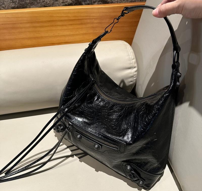 

Top oil wax cowhide crack locomotive bag City Hobo (B05-2837) 28x10x17cm