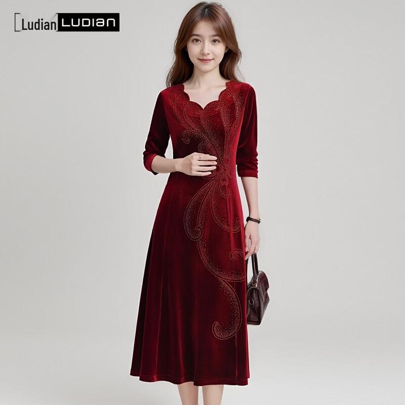 

Бархатное платье для мамы LUDIan, украшенное стразами 170/92A