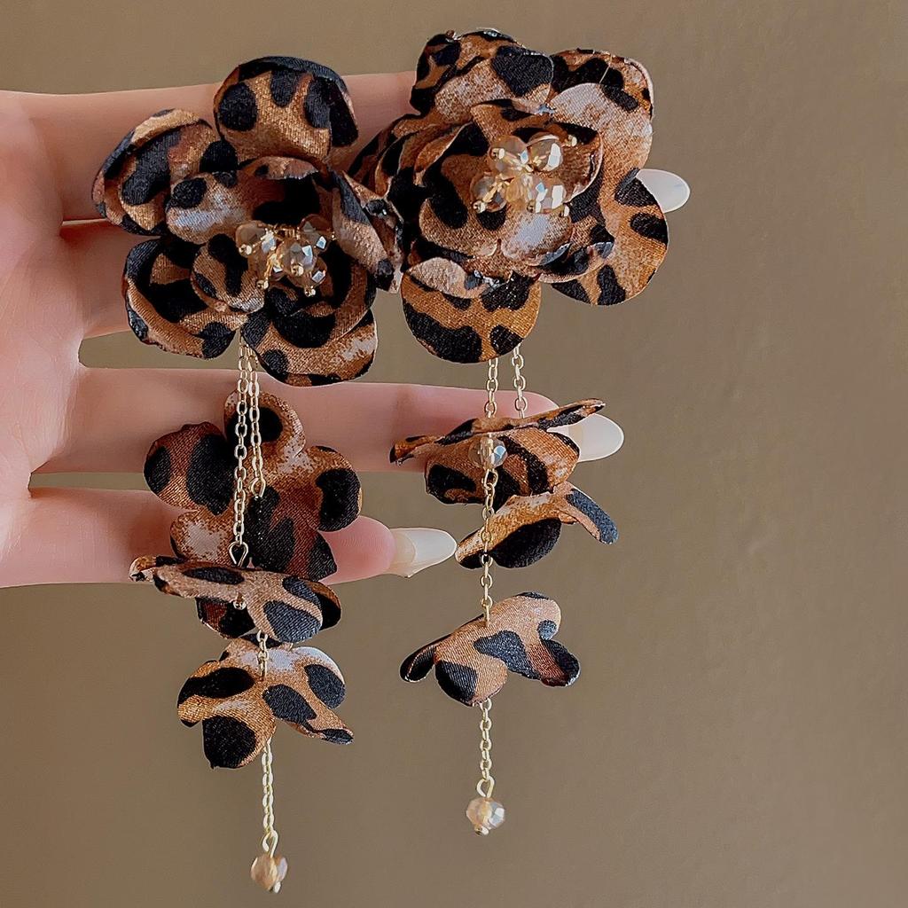 Boucles d'oreilles simples haut de gamme pour femmes automne/hiver 2025: Design polyvalent avec le système de couleur Maillard