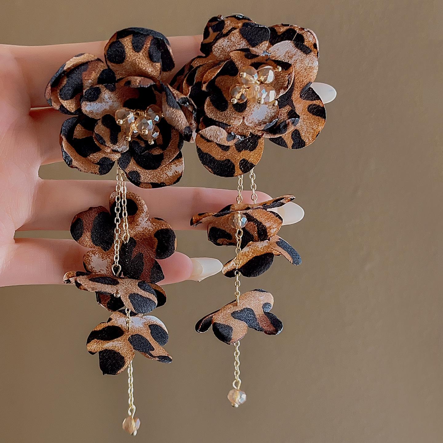 2025 Осень/Зима Женские Высококлассные Простые Серьги: Универсальный дизайн с системой цветов Майяра