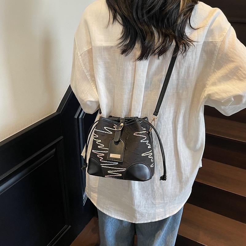 Light Casual Commuter Bucket Tote Bag New Fashion Versatile Shoulder Bag Niche Messenger Bag Women