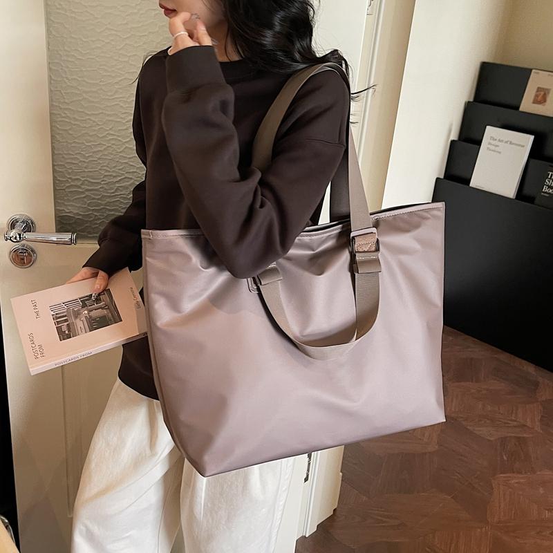 Minimalist Nylon Tote Bag for Women – Large Capacity Shoulder Bag with Adjustable Strap, Perfect for Work & Everyday Use