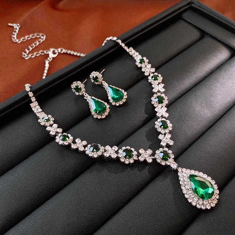 European & American Geometric Water Drop Diamond Necklace: Retro Court Style, High-End Luxury Clavicle Chain for Women.
