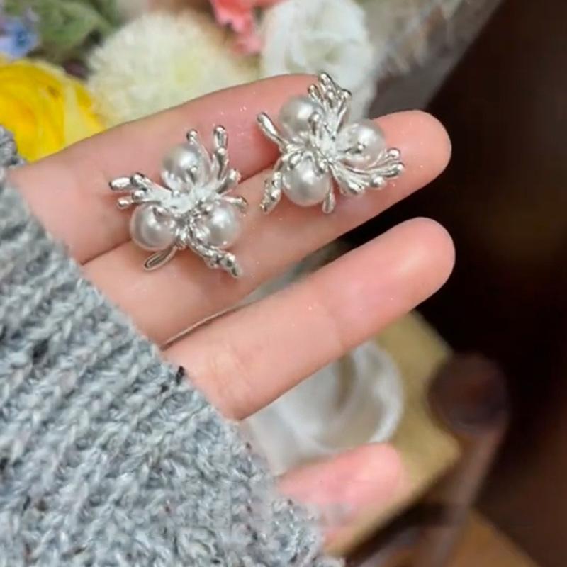French Pearl Flower Stud Earrings Niche Temperament Light Luxury High-end Earrings Fashionable Elegance Versatile Earrings Women