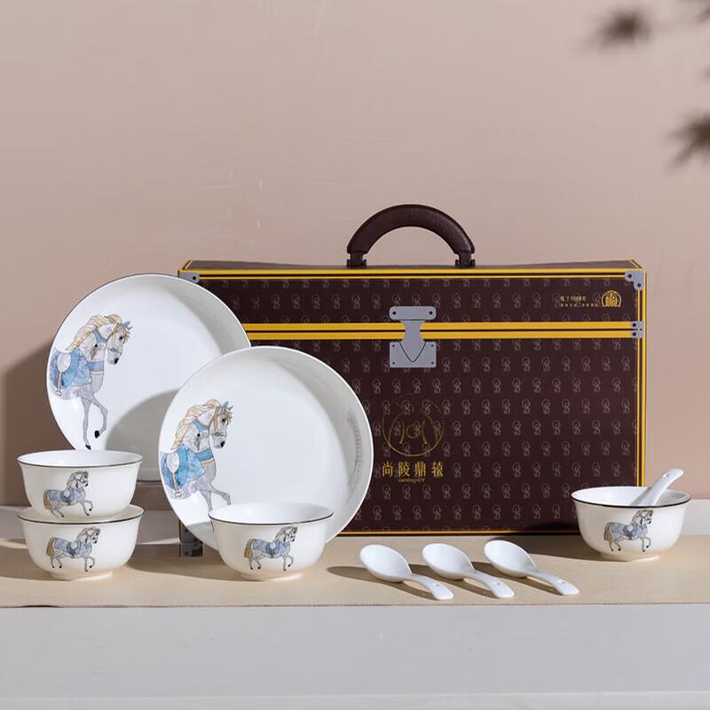 Керамический набор столовой посуды