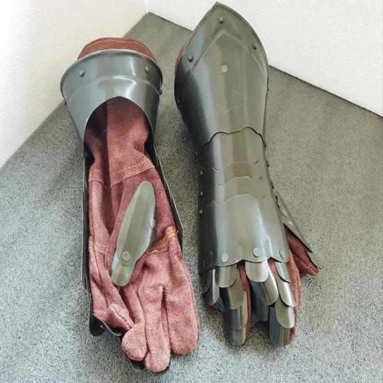 40.64 Cm Articulated Knight Gauntlets Black Gothic Gloves Handmade Protection Steel Armor for LARP, Cosplay, or Renaissance Faire