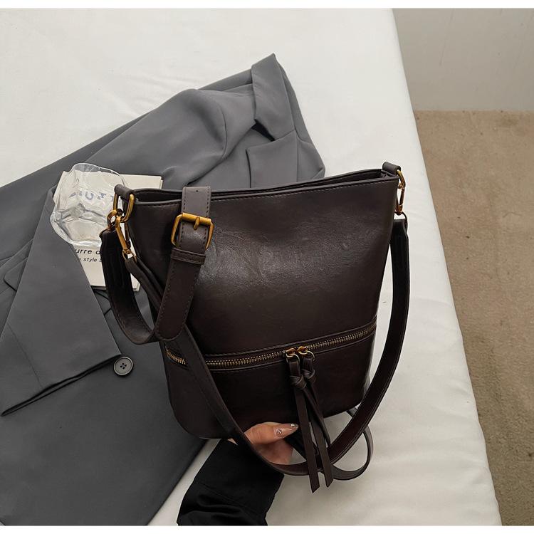 2025 New Simple Fashion Large Capacity Commuter Shoulder Armpit Bag Winter Versatile Casual Messenger Bag Women
