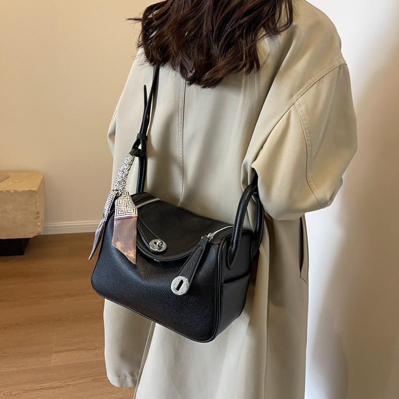 

French niche retro texture shoulder bag women s bag 2025 new winter large-capacity commuting versatile handbag batch 27*14*17 чёрный