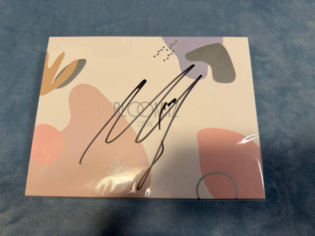 [USED] IZ*ONE BLOOM*IZ Kim Minju Autographed