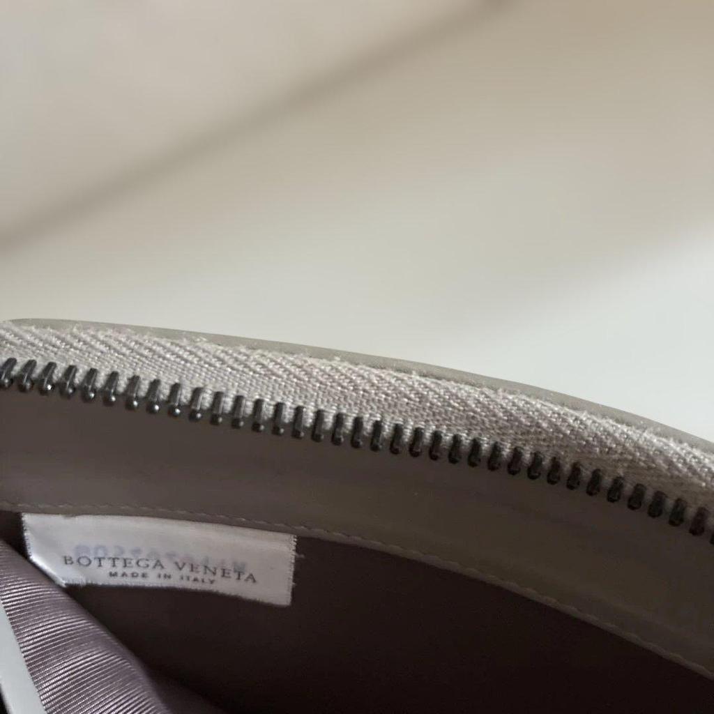Used Beautiful condition Bottega Veneta long wallet, round zipper