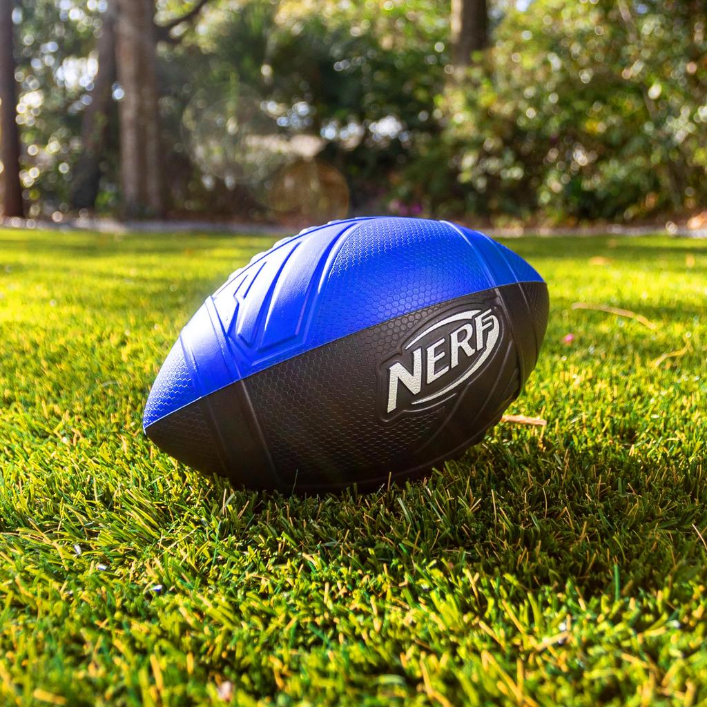 NERF Pro Grip Football - Klassischer Schaumstoffball - Leicht zu fangen und zu werfen - Ideal für drinnen und draußen - Blau