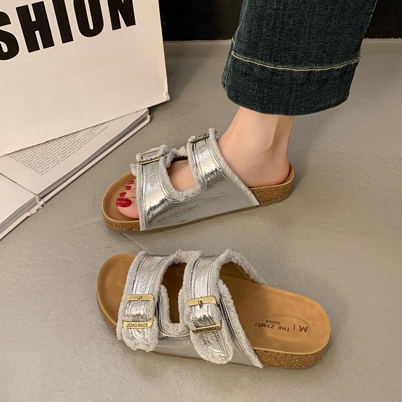Fashion flat-bottomed slippers women's outer wear 2025 summer new versatile belt buckle casual beach one-word cool slippers