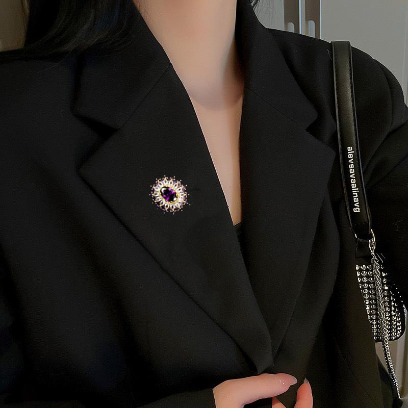 Elegant and Elegant, Elegant and Elegant Suit Neckline with A Stylish Oval Brooch Inlaid with Zircon for A Refined and Elegant Socialite