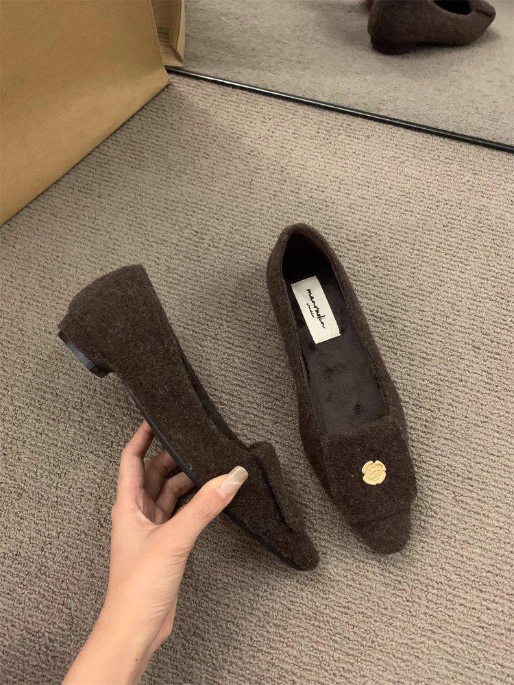 

French low-heeled retro suede single shoes women s shoes 2025 new autumn and winter velvet temperament small fragrant commuter shoes 40