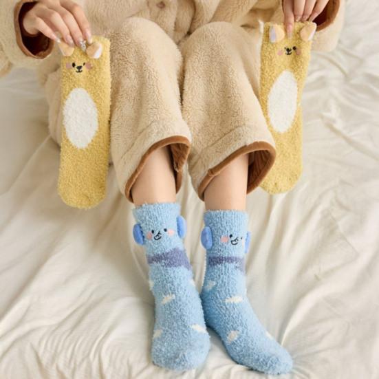 1 pár spacích ponožek kreslený zvířecí design zesílený korálový samet teplé zimní ponožky střední délky protiskluzové vnitřní zimní ponožky
