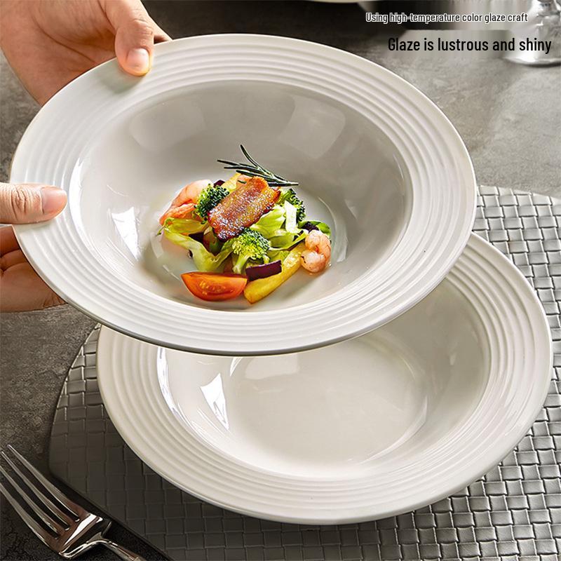 Sada dvou 8,75palcových čistě bílých rýhovaných keramických jídelních talířů na těstoviny/západní jídla