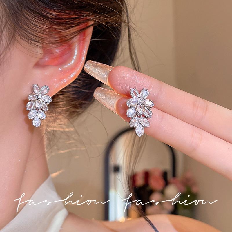 Silver Needle Fashion Zircon Flower Small Tassel Earrings Women's Light Luxury High-end Niche Design Celebrity Ear Jewelry