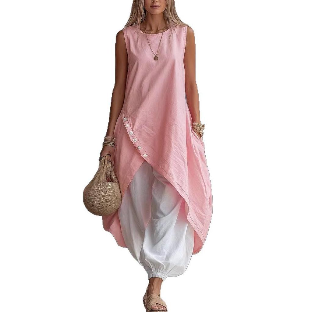 Completo due pezzi composto da top rosa girocollo senza maniche con orlo asimmetrico e pantaloni bianchi a gamba larga