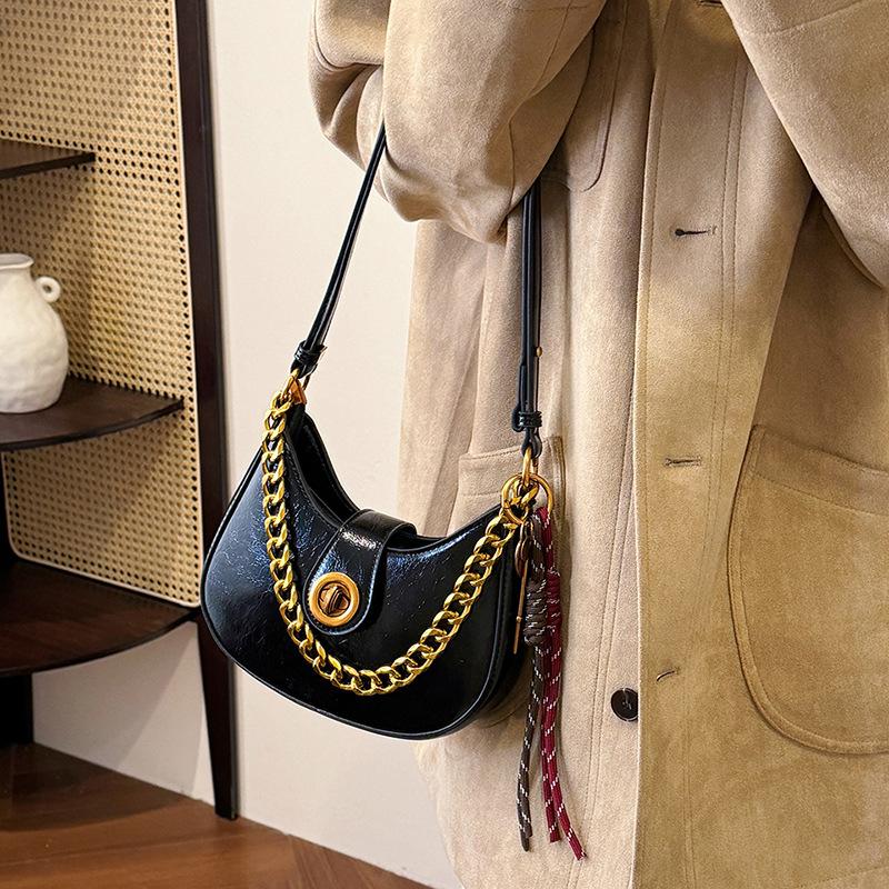 Niche design crescent messenger bag women's fashion retro lock commuter shoulder bag simple chain portable underarm bag