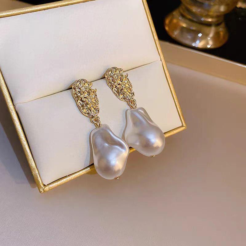 Baroque Natural Pearl Earrings Women's French Retro Temperament Stud Earrings Niche High-end Light Luxury Handmade Ear Jewelry