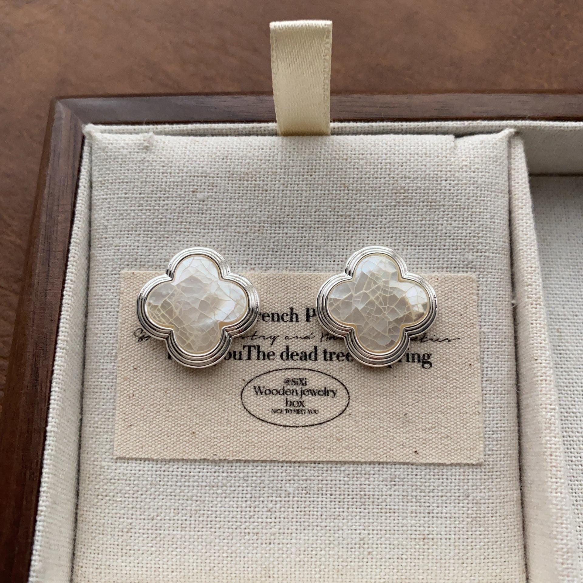 Retro light luxury four-leaf clover fritillary stud earrings lucky romantic gentle advanced sense daily versatile personalized earrings