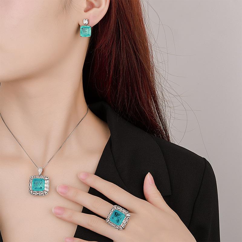 Women's Lightweight Luxury Design Elegant Geometric Necklace Set Fashionable Multi Functional Niche Design Sense Set