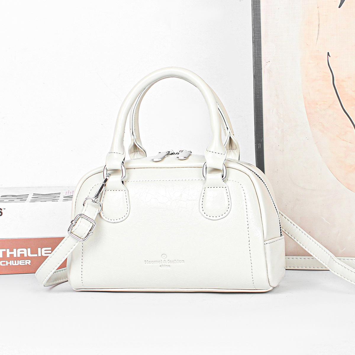 

Премиальная нишевая сумка женская 2025 новая ретро сумка-мессенджер женская повседневная универсальная портативная сумка-подушка белый