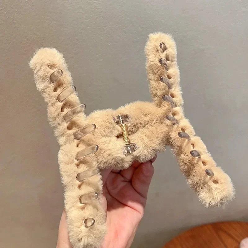 Pince à cheveux d'hiver en fausse fourrure pour femmes Élégante barrette crabe en acrylique Épingle à cheveux Accessoires pour cheveux de fille Coiffure duveteuse Clip pince à cheveux