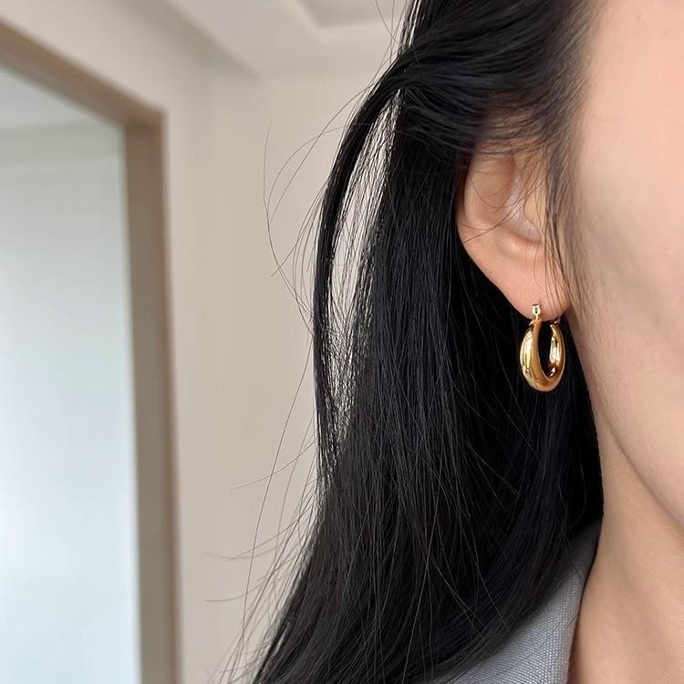 High quality metal smooth round plain ring high-end niche design earrings autumn and winter temperament earrings