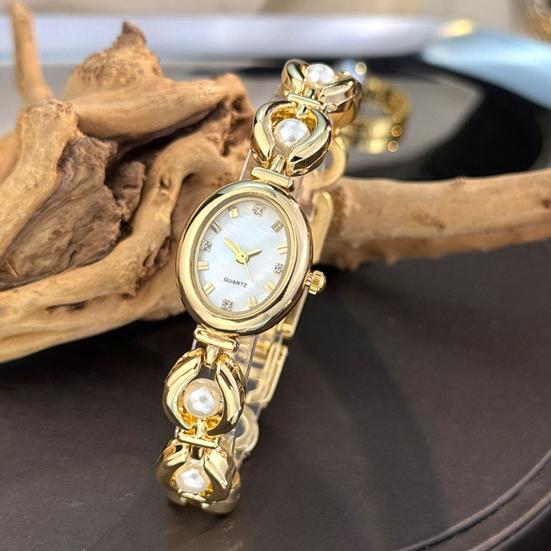 Damen Armbanduhr mit ovalem Zifferblatt Elegante Perlmutt-Oberfläche Armband mit Kunstperlen Retro Quarz Uhr Luxus Zeitmesser Geschenk für Mama