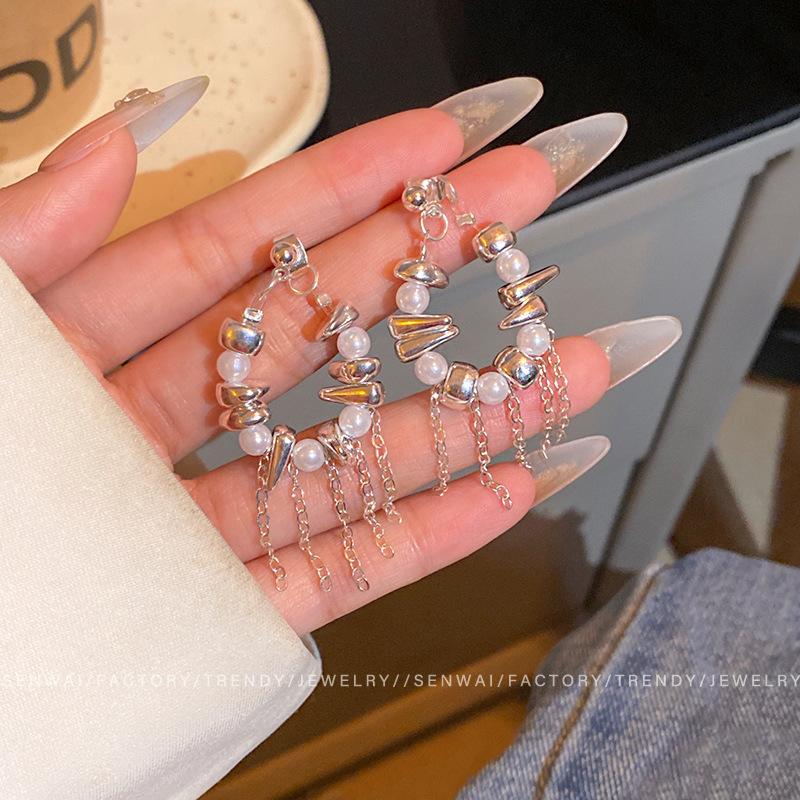 Retro light luxury pearl fringed earrings women s irregular temperament broken silver splicing earrings French new earrings