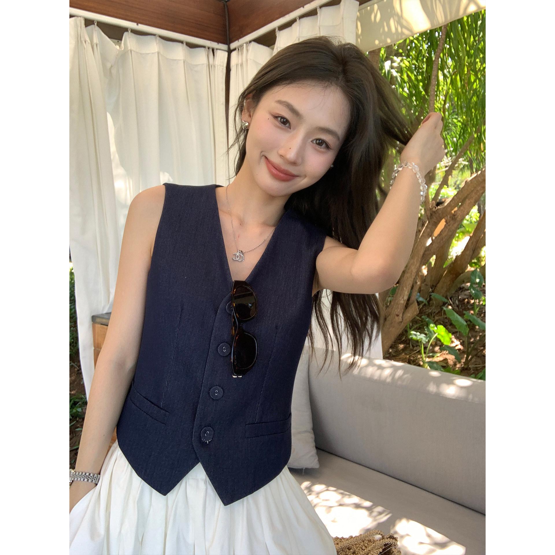 

Vintage Chic Set: V-Neck Vest & Wide-Leg Pants, Two-Piece Ensemble Large