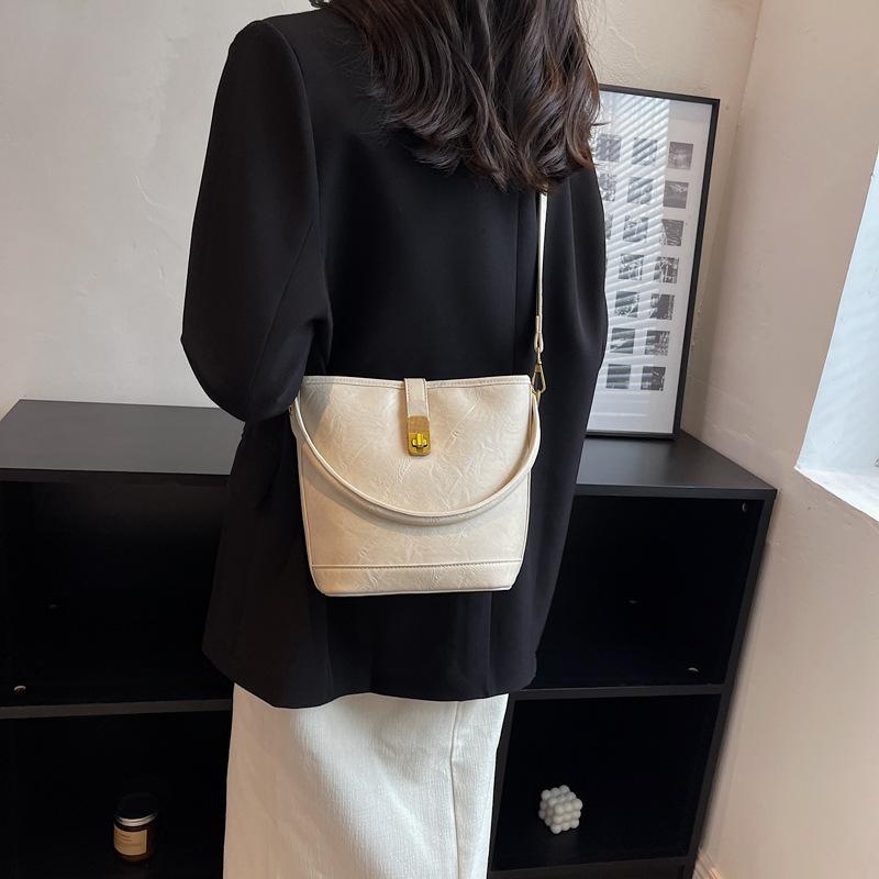Trend bag oblique span bag women's fashion hand carrying bucket bag high-end light luxury women's bag large-capacity shoulder bag