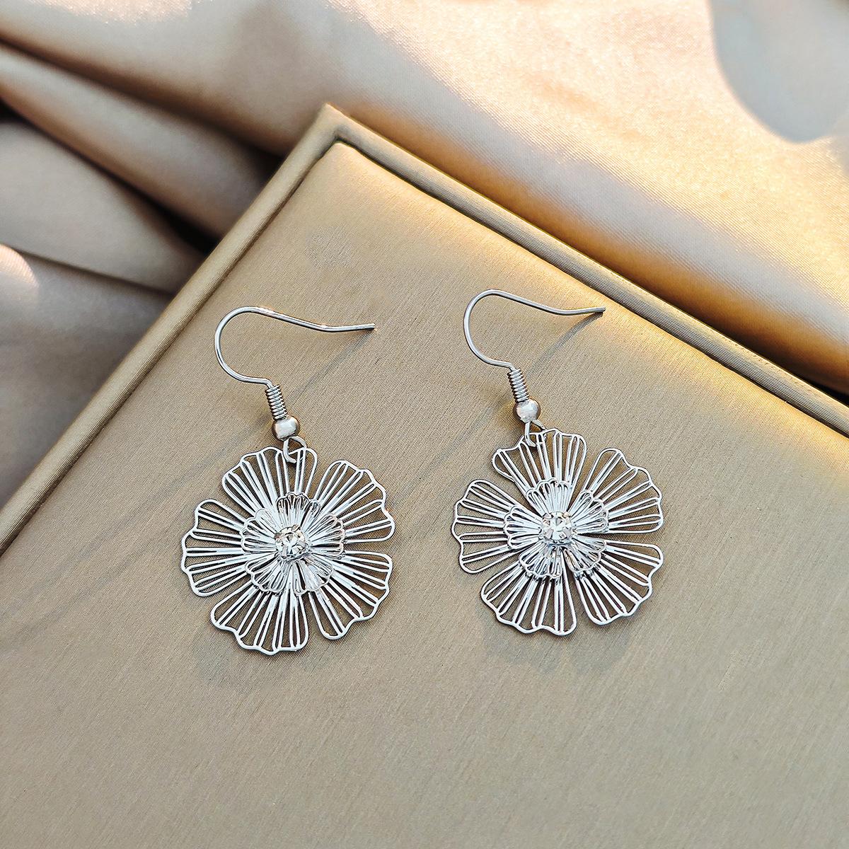 

Уникальные и смелые полые серьги с цветами для создания шикарного образа серебряный