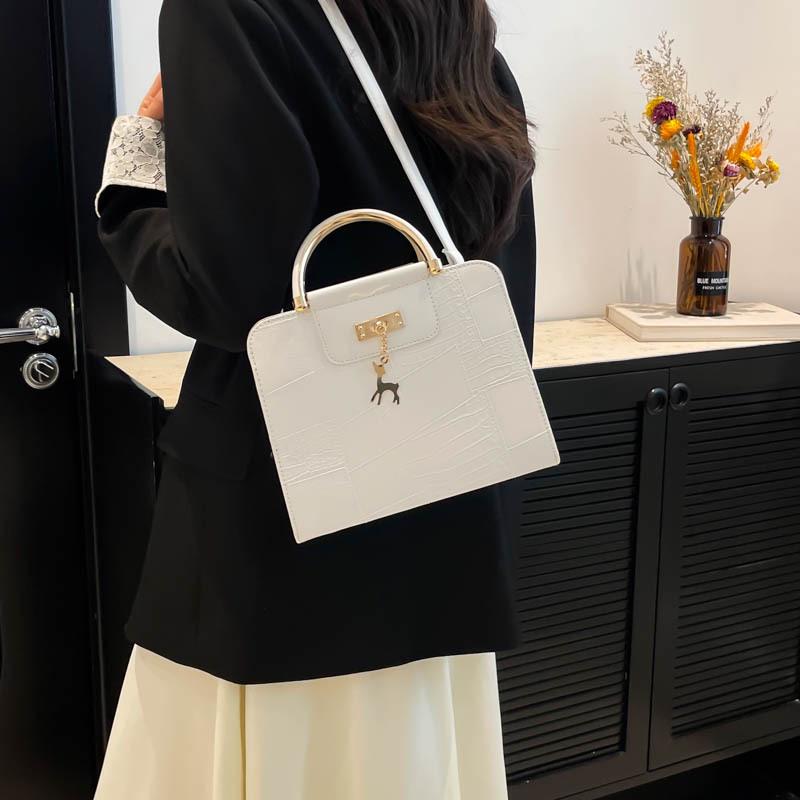 2025 A/W Women's Solid Color Korean-Style Handbag: Simple Crossbody & Single Shoulder Bag for Commuting