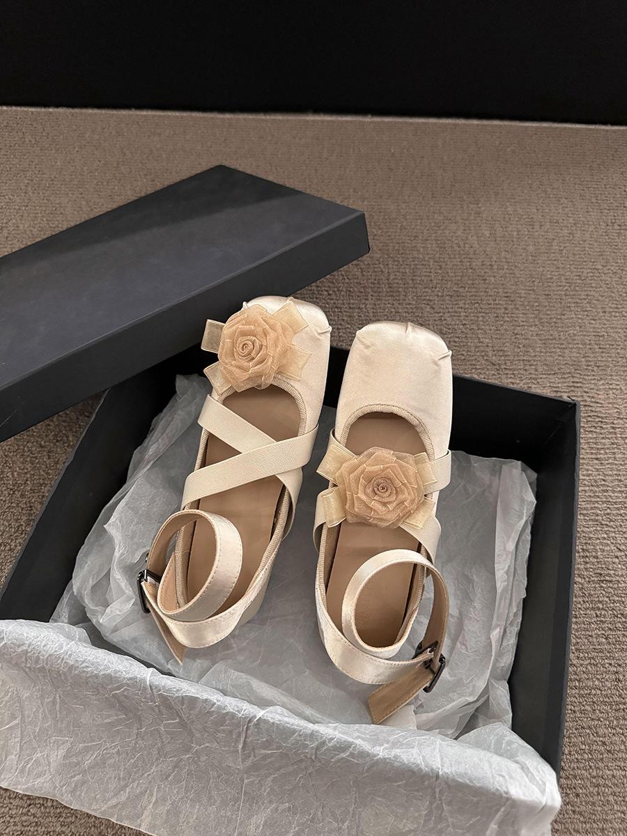 

Ретро-цветочные туфли с перекрещивающимися ремешками 2025 года, летние балетки с квадратным носком и небольшим вырезом, новые китайские нежные балетки 39
