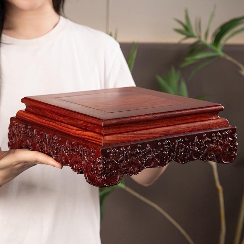 Socha Buddhy z palisandru a ručně vyráběné předměty Guanyin na podstavci z masivního dřeva s obdélníkovou vázou a kamenným bonsají