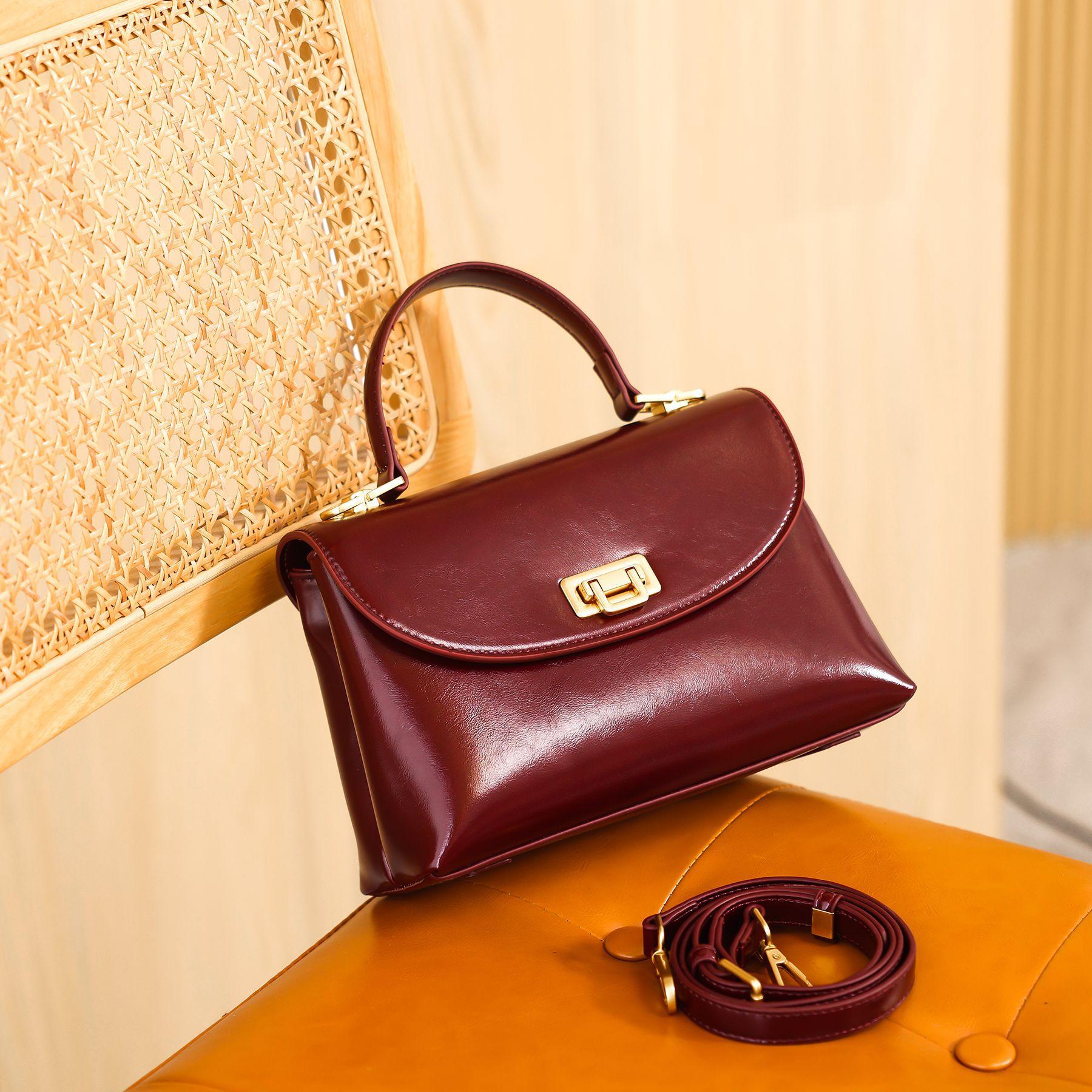 

2024 Fall/Winter New Niche Design Handbag, Fashionable Commuting Versatile High-End Single Shoulder Crossbody Small Square Bag красный