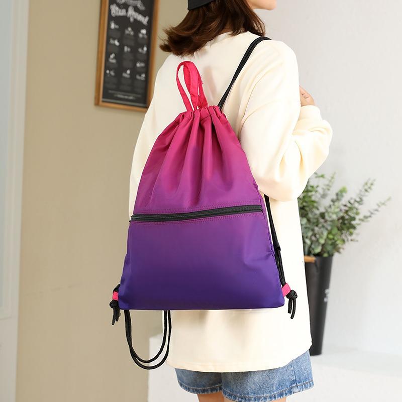 Rucsacul cu șnur de capacitate mare cu culoare în gradient și buzunar exterior cu fermoar este potrivit pentru sport, călătorii și activități în aer liber.