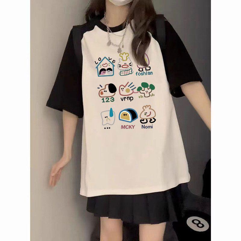 Camiseta de Algodão Puro com Ombro Raglã e Manga Curta Feminina Verão Tamanho Grande Divertida e Moderna Estampada Contrastante Casual