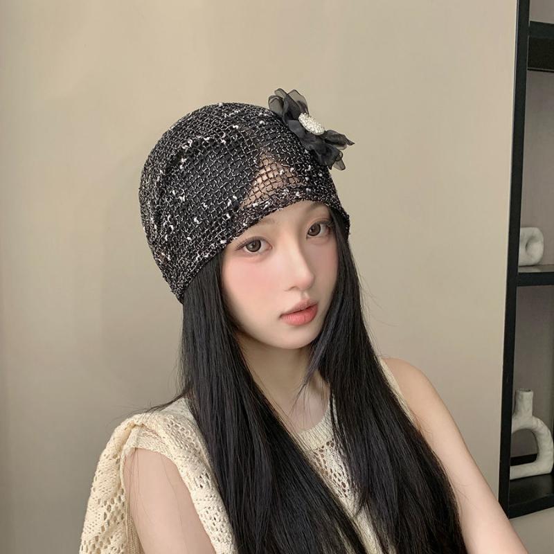 

Дизайнерская уникальная ажурная шапка-бини с цветком из жемчуга для женщин, летняя, Y2K, трендовая, уличный стиль, тюрбан one size чёрный