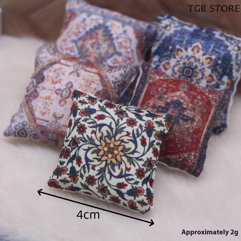 2 Peças 1/12 Almofadas Bohemian Miniatura Fofas Brinquedos de Móveis para Casa de Bonecas Acessórios para Sofá Cama