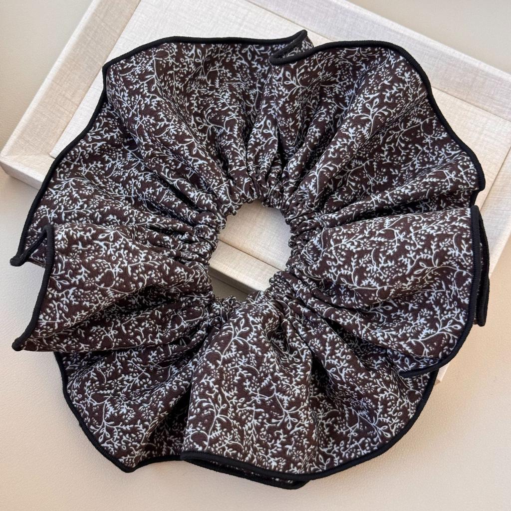 The Floral Large Intestine Hair Tie Is A Laid-back and Feminine Style with A Fabric Hair Tie for Tying Hair