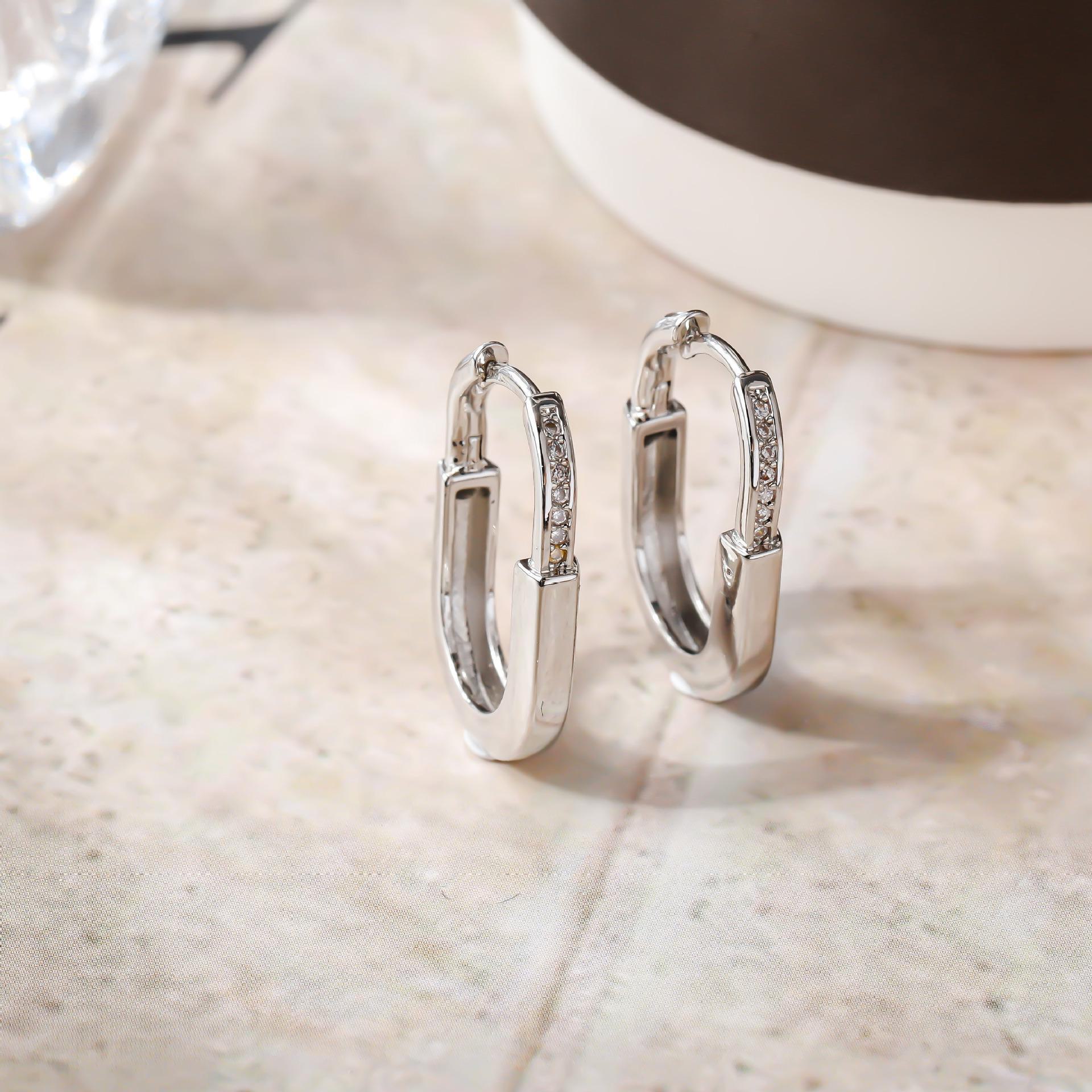 

Срібні U-подібні сережки-замочки S925 з мікроінкрустацією циркону E5-487 one pair срібний