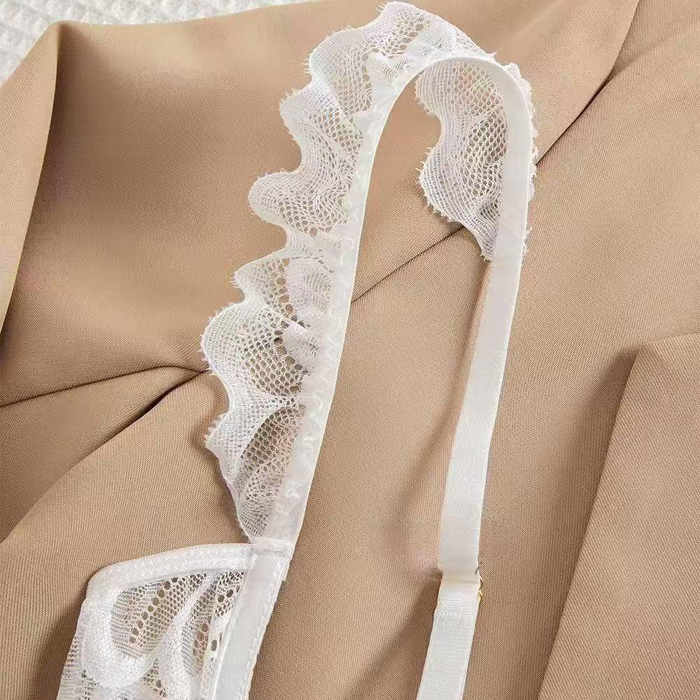 Blumen-Spitzen-Dessous-Set ohne Schritt: Zweiteiler mit Nippel-Enthüllung und sexy Cut-Out-Design