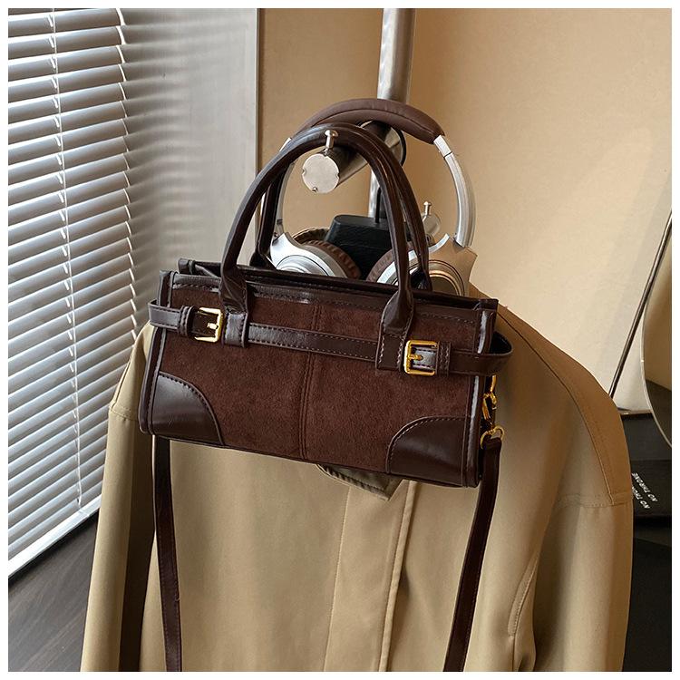 Retro matte small bag women's 2025 new versatile messenger bag autumn and winter popular handbag going out small bag