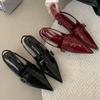 Luksusowe Damskie Płytkie Buty z Czerwonymi Klamrami i Cienkim Niskim Obcasem ze Szpicem Nowy Modny Markowy Design Slingback Party Damskie Sandały na Koturnie